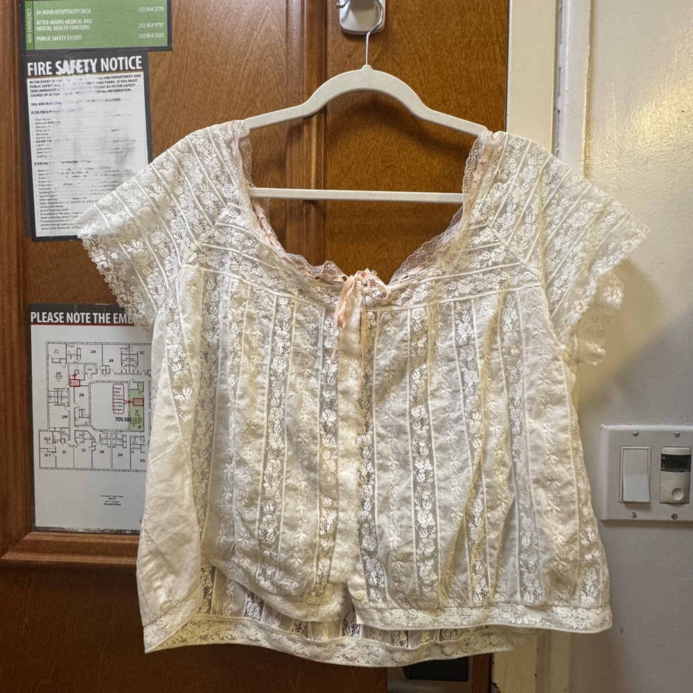 Doen NWT lace top. White XXL feminine blouse